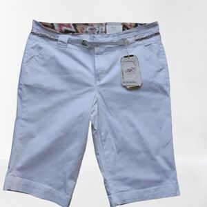 NWT White Tailored Bermuda Shorts with White Belt & Gold Chain Size 16 – Classic